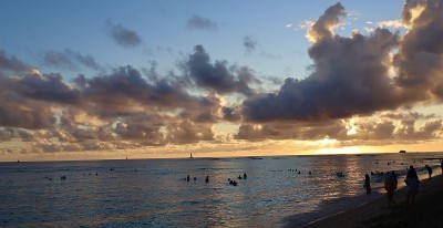 夏威夷檀香山怀基基海滩上的日落
