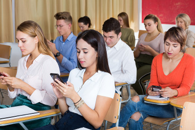 学生在课堂上使用智能手机
