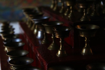 寺庙和修道院的宗教黄油灯节上的佛教祭坛蜡烛