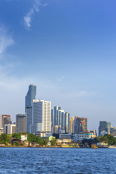 曼谷城市天际线与蓝天背景的城市景观，曼谷是泰国的现代大都市，深受游客的喜爱
