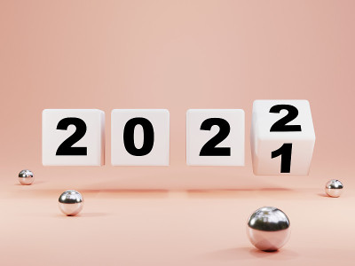 翻转白色立方体块改变2021年到2022年与金属球粉色粉彩背景，圣诞快乐和新年快乐从3d渲染概念。