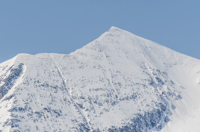 有雪的陡峭高山