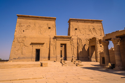 一位年轻的欧洲游客在菲莱神庙(Temple of Philae)参观。这是一座希腊罗马风格的建筑，矗