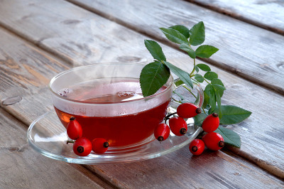 热水果茶与玫瑰果