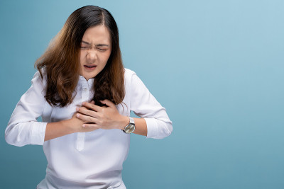 蓝色背景下的女人眼睛疼痛