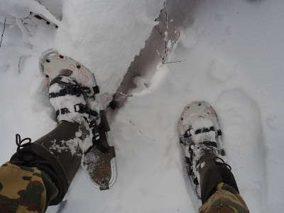 在冰上行走的雪地靴