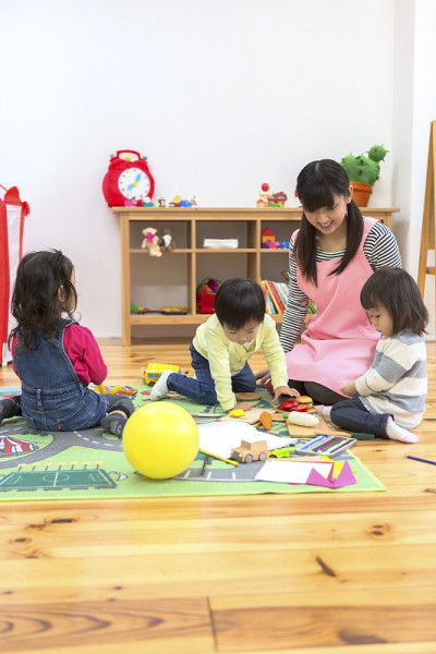 孩子们在托儿所玩耍