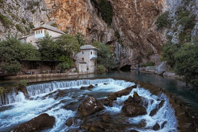 Blagaj Tekke(苏菲派的一间小屋)位于波斯尼亚和黑塞哥维那的布纳河源头