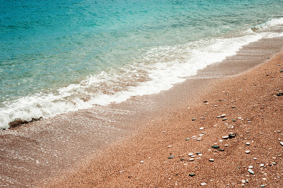 沙滩海岸线和水晶般清澈的海水，以土耳其海为背景