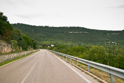 下坡道路。
