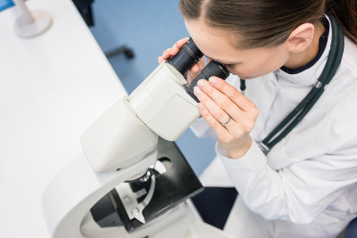 在显微镜下观察组织的医生或生物学家