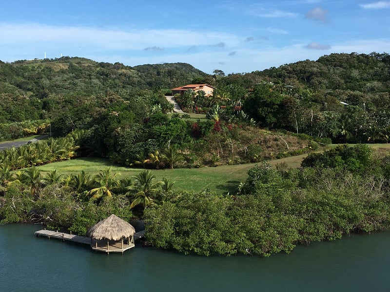 洪都拉斯海边露台上的水和美丽的风景