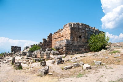 土耳其希拉波利斯古城遗址和古老建筑，毗邻现代的Pamukkale