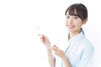 护士正在插入静脉导管