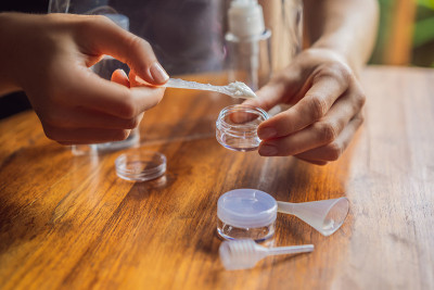 在飞机上运送化妆品的旅行包。化妆品可以倒进小瓶子里了。一位女士把随身携带的化妆品换了一下