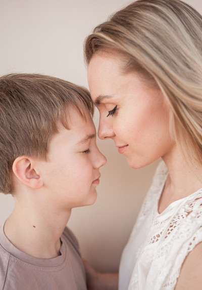 妈妈的少年。母子站在彼此的前面。家人的爱。