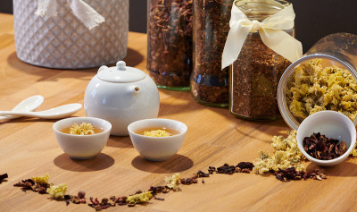 中国茶壶杯中的菊花茶