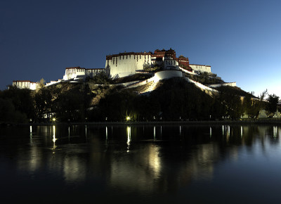 布达拉宫夜景