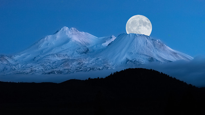 满月从沙斯塔山上升起