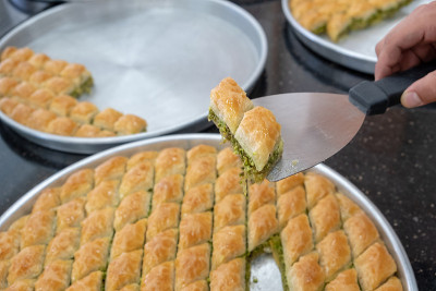 美味的土耳其甜品，果仁果仁和绿色开心果