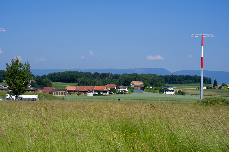 在Payerne的瑞士空军基地在夏季的风景与燃料卡车和机场的背景。