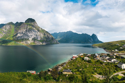 罗浮敦群岛风景优美，群山临水