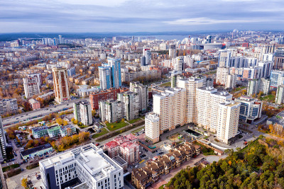 从上面俯瞰现代城市的全景。叶卡特琳堡。俄罗斯