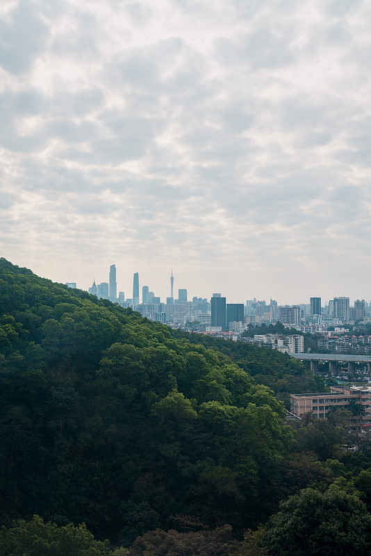 在白云山山顶拍摄广州市中心