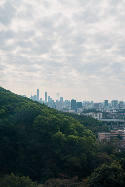 在白云山山顶拍摄广州市中心