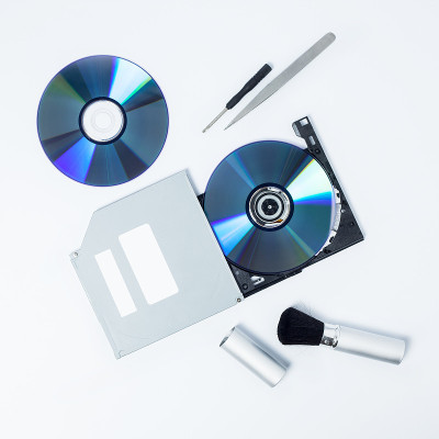 打开DVD-ROM托盘，工具旁边放着CD。