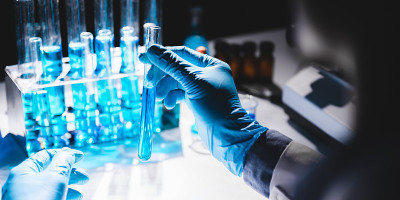 在医学科学技术研究实验室工作的卫生保健研究人员，在生命科学实验室工作的卫生保健研究人员