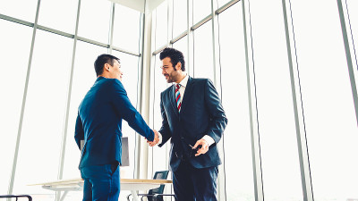 商务人士在公司办公室里握手