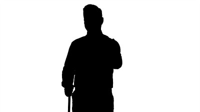 剪影男子拇指向上拿着扫帚在正式的衣服或商务装后扫地板