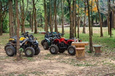 ATV 4x4极限骑手准备好旅行通过丛林与越野车