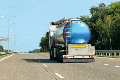 波兰公路上的油罐车
