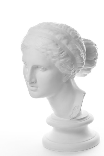 古代雕像维纳斯头像的石膏复制品孤立在白色背景上。石膏雕塑女人的脸。