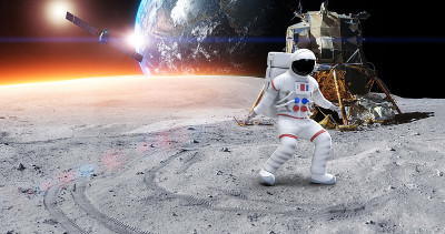宇航员在星球上跳舞。移动和手势。