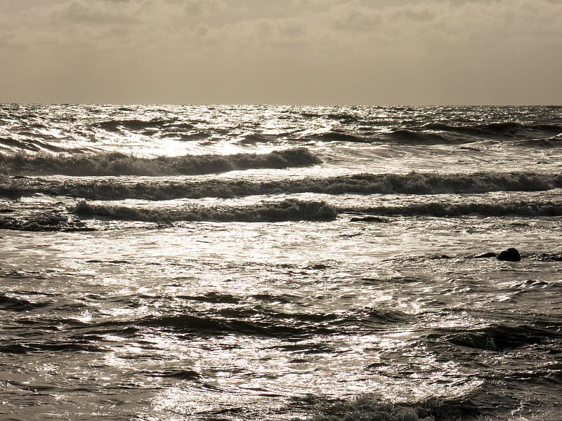 巨大的海浪阳光海洋海景黄昏黎明