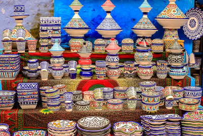 五颜六色的摩洛哥织物和手工纪念品，在蓝色城市Chefchaouen，非洲摩洛哥。
