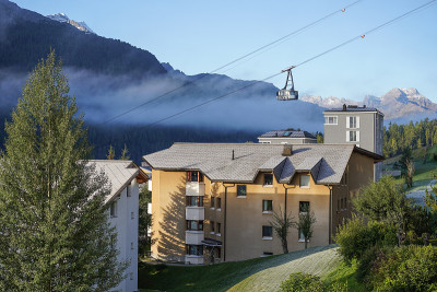 圣莫里茨巴德的住宅区，后面是山区铁路信号车站