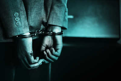 商人手戴手铐，犯罪概念逮捕