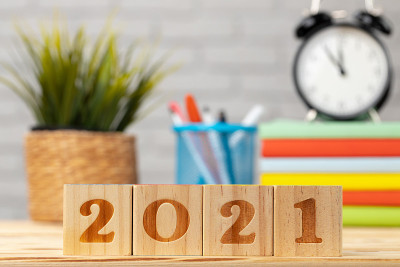 工作台上放着2021年的木方