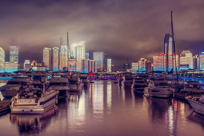 青岛帆船码头与城市建筑景观夜景