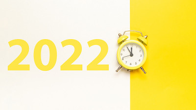 圣诞平地2022。复古风格的黄色时钟在快乐的圣诞午夜。新年倒计时在快乐的圣诞节黄色背景。圣诞快乐，恭