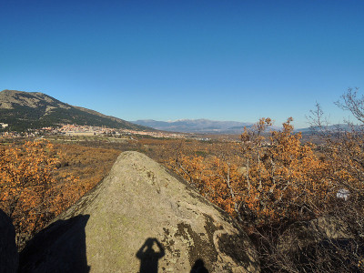 从费利佩二世的椅子上看El Escorial修道院和Sierra de Guadarrama国家公园