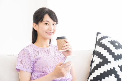有魅力的亚洲女人看智能手机