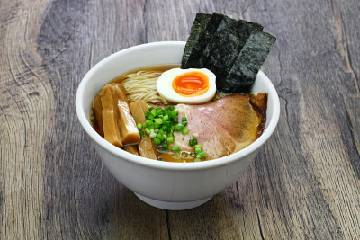 酱油拉面汤，日本食物