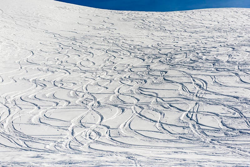 山上的雪道上有高山滑雪的痕迹