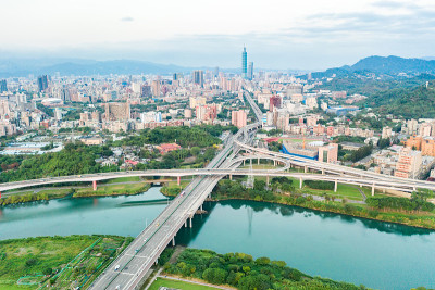 台北城市鸟瞰图-亚洲商业概念图像，全景现代城市景观建筑鸟瞰图下的日出和早晨蔚蓝明亮的天空，拍摄于台湾
