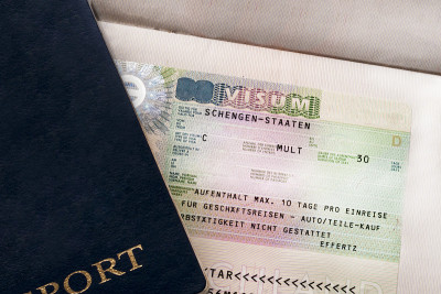 两本持申根签证的旅行者护照。Euro-trip。有选择性的重点。
